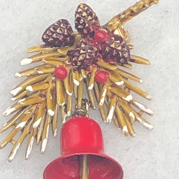 ART signed Christmas snow cap bough pine cone pin - Picture 10 of 10